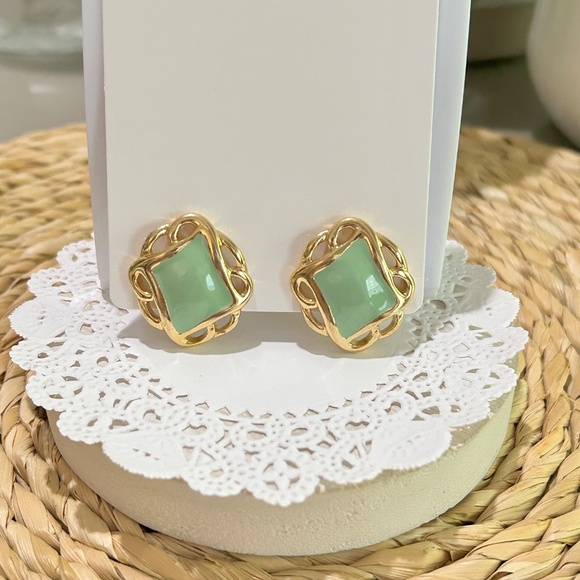 Vintage Monet Green Enamel Gold Tone Open Filigree Clip-On Oval Earrings - Picture 3 of 10